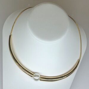 NWT ⚜️🤍⚜️ True To Form Gorgeous Golden Tone Pearl Necklace